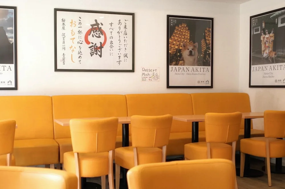 明るく清潔感のある飲食店の客席。来店したくなる雰囲気の店を、検索で見つけてもらえるかどうかが集客の起点になる。